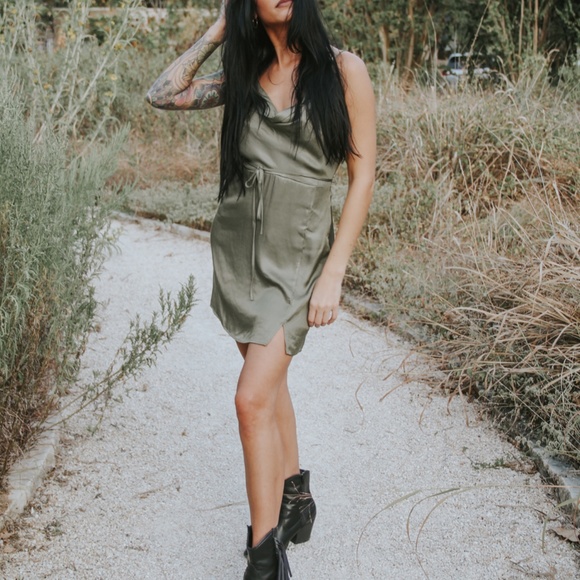 Super Cute Olive Green Dress NWT - Picture 4 of 7